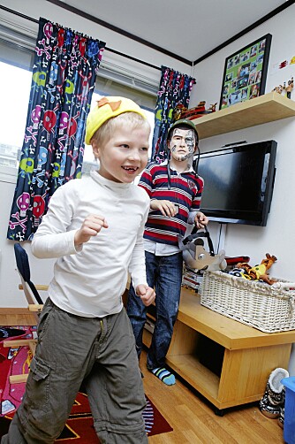 VILTER LEK: Magnus klarer nesten å følge brødrenes tempo. VILTER LEK: Magnus klarer nesten å følge brødrenes tempo.