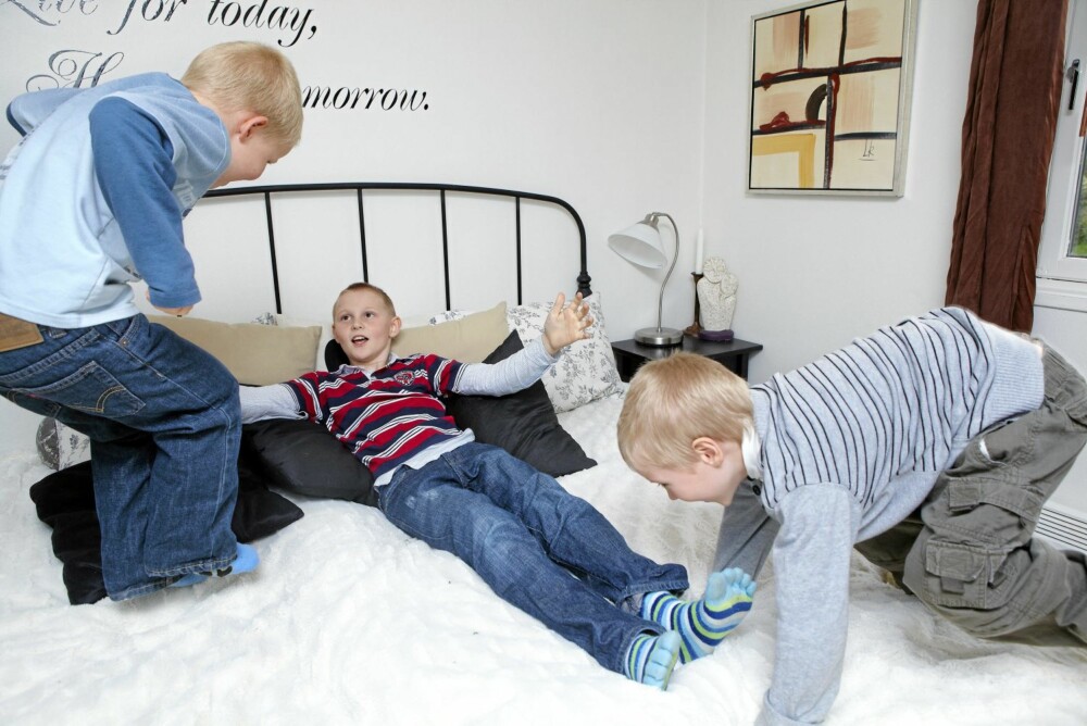 SØSKENKJÆRLIGHET: I senga med storebror Tobias (10) og lillebror Sander (5). SØSKENKJÆRLIGHET: I senga med storebror Tobias (10) og lillebror Sander (5).