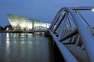 IKKE EN FISK: Nemo er vitenskapssenteret i Amsterdam, tegnet av arkitekten Renzo Piano. Like fin å gå oppå, som inni. FOTO: iAmsterdam.com IKKE EN FISK: Nemo er vitenskapssenteret i Amsterdam, tegnet av arkitekten Renzo Piano. Like fin å gå oppå, som inni. FOTO: iAmsterdam.com