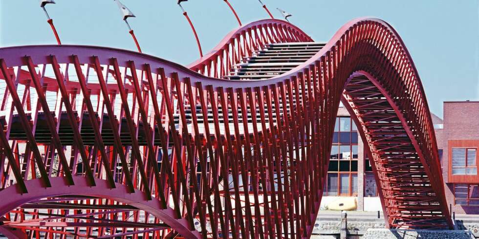 SLANGE: Som en Pyton slanger gangbroen seg over et sund og forbinder to bydeler med hverandre. Treffende navngitt Pytonbrug (Pyton-broen). Foto: iAmsterdam.com SLANGE: Som en Pyton slanger gangbroen seg over et sund og forbinder to bydeler med hverandre. Treffende navngitt Pytonbrug (Pyton-broen). Foto: iAmsterdam.com