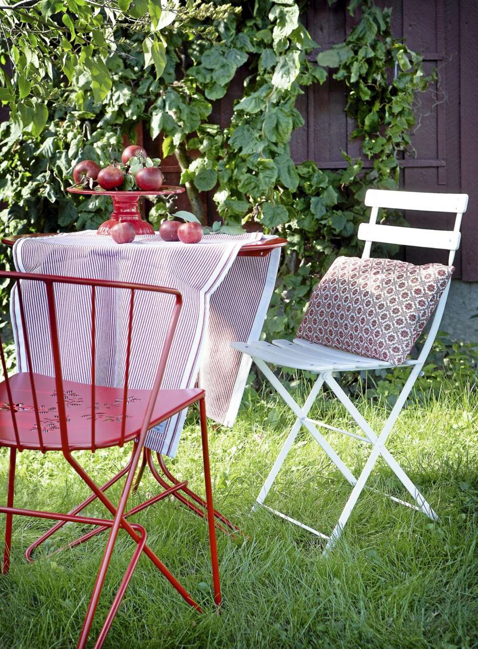 PÅ BILDET: Klappstolen Bistro, kr 690, den røde stolen Flower, kr 2100, bordet Flower, kr 2450, alt fra Fermob hos Blåmann. Puten Nordic Flower fra Au Maison, kr 269, Verket Interiør. Løperen Oxford fra Lexington, kr 314, R.O.O.M. Fat på stett fra IB Laursen, kr 235, Mols. PÅ BILDET: Klappstolen Bistro, kr 690, den røde stolen Flower, kr 2100, bordet Flower, kr 2450, alt fra Fermob hos Blåmann. Puten Nordic Flower fra Au Maison, kr 269, Verket Interiør. Løperen Oxford fra Lexington, kr 314, R.O.O.M. Fat på stett fra IB Laursen, kr 235, Mols.