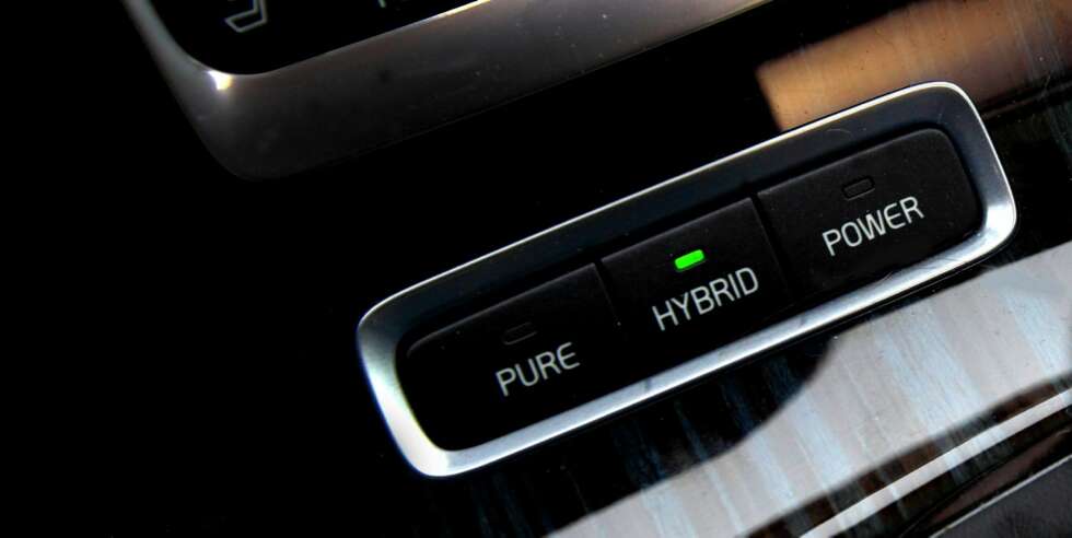 VIKTIGE KNAPPER: I midtkonsollen finner du tre av knappene som styrer hybrid-driften. VIKTIGE KNAPPER: I midtkonsollen finner du tre av knappene som styrer hybrid-driften.
