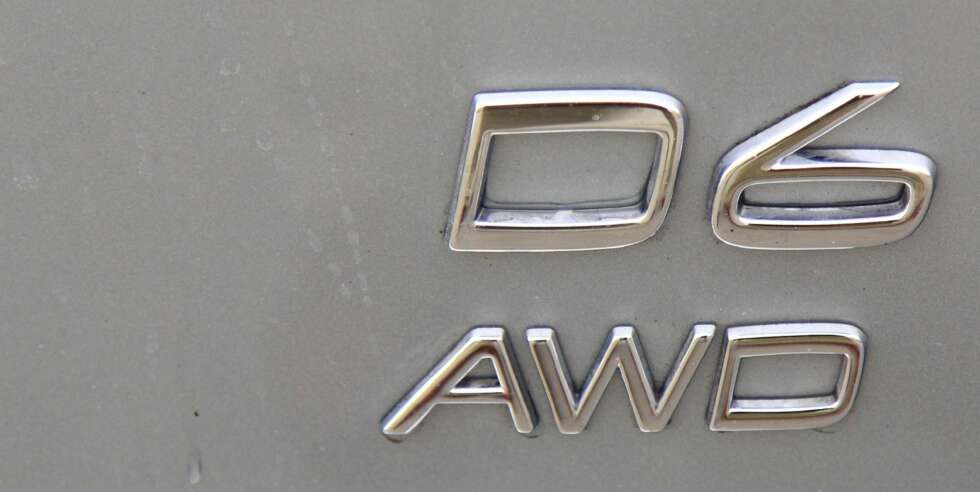 MERKET: D6 AWD forteller at det er en ekstra sprek Volvo som kjører foran deg. MERKET: D6 AWD forteller at det er en ekstra sprek Volvo som kjører foran deg.