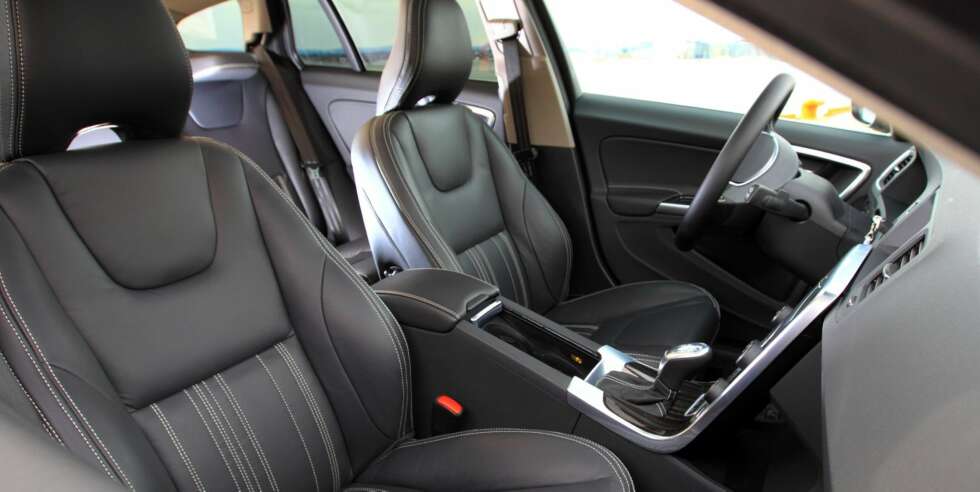 VOLVO-STANDARD: Setene er gode og interiørdesignet har sin nøkterne, nordiske eleganse. VOLVO-STANDARD: Setene er gode og interiørdesignet har sin nøkterne, nordiske eleganse.