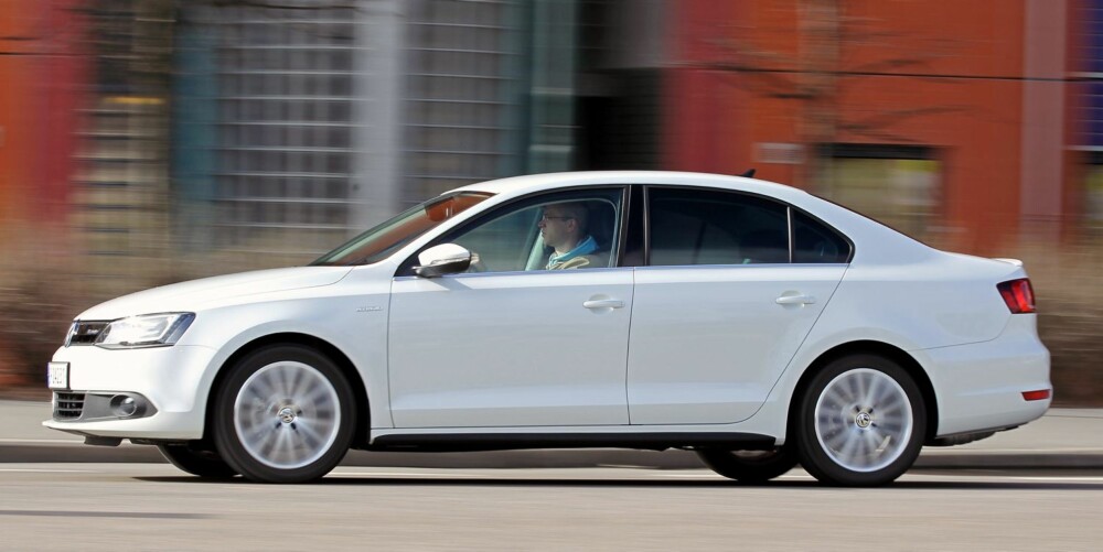 RASK: VW Jetta Hybrid er den raskeste kompakthybriden vi har testet. Den er betydelig raskere enn for eksempel Toyota Auris Hybrid. RASK: VW Jetta Hybrid er den raskeste kompakthybriden vi har testet. Den er betydelig raskere enn for eksempel Toyota Auris Hybrid.