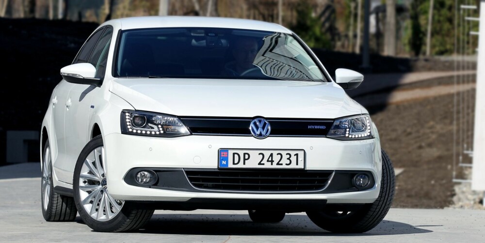 KJENNETEGN: VW Jetta Hybrid skiller seg utseendemessig fra en vanlig Jetta blant annet ved at den har en hel plate i grillen. Det skal bedre aerodynamikken. KJENNETEGN: VW Jetta Hybrid skiller seg utseendemessig fra en vanlig Jetta blant annet ved at den har en hel plate i grillen. Det skal bedre aerodynamikken.