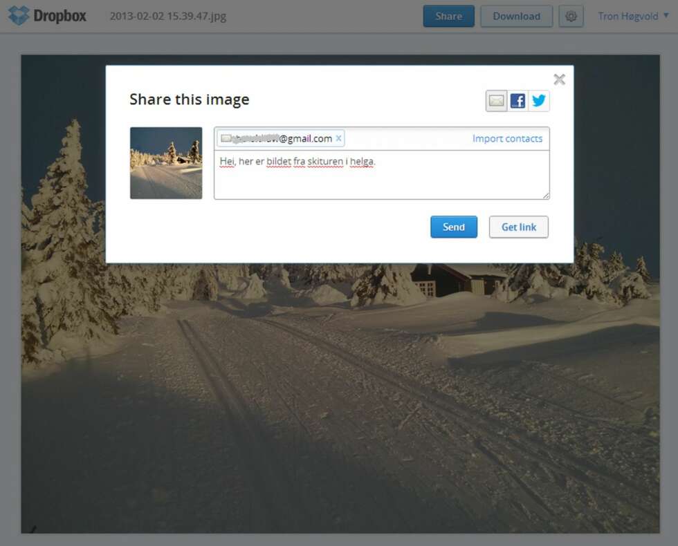 3. DEL BILDER: Om du bruker Dropbox på mobilen har du sikkert aktivert Camera Upload, som automatisk laster alle bilder du tar med mobilen opp på Dropbox. Når du senere vil dele disse bildene, kan du logge på www.dropbox.com og navigere til det aktuelle bildet. Klikk på lenkesymbolet nede til høyre når bildet er i fullskjerm. Da får du opp en boks der du kan dele bildet ved å sende en e-post eller dele det via Facebook eller Twitter. Klikker du knappen Get link, kopieres URL-en til bildet slik at du kan distribuere en link om du heller vil det. 3. DEL BILDER: Om du bruker Dropbox på mobilen har du sikkert aktivert Camera Upload, som automatisk laster alle bilder du tar med mobilen opp på Dropbox. Når du senere vil dele disse bildene, kan du logge på www.dropbox.com og navigere til det aktuelle bildet. Klikk på lenkesymbolet nede til høyre når bildet er i fullskjerm. Da får du opp en boks der du kan dele bildet ved å sende en e-post eller dele det via Facebook eller Twitter. Klikker du knappen Get link, kopieres URL-en til bildet slik at du kan distribuere en link om du heller vil det.