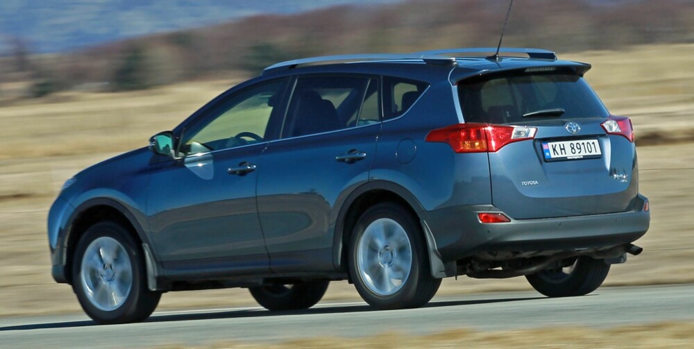 ELEGANT: Toyota RAV4 er blitt lengre, bredere og lavere. Det er et godt utgangspunkt for å skape en SUV med en viss moderne eleganse. Støydempingen imponerer ikke. FOTO: Petter Handeland ELEGANT: Toyota RAV4 er blitt lengre, bredere og lavere. Det er et godt utgangspunkt for å skape en SUV med en viss moderne eleganse. Støydempingen imponerer ikke. FOTO: Petter Handeland