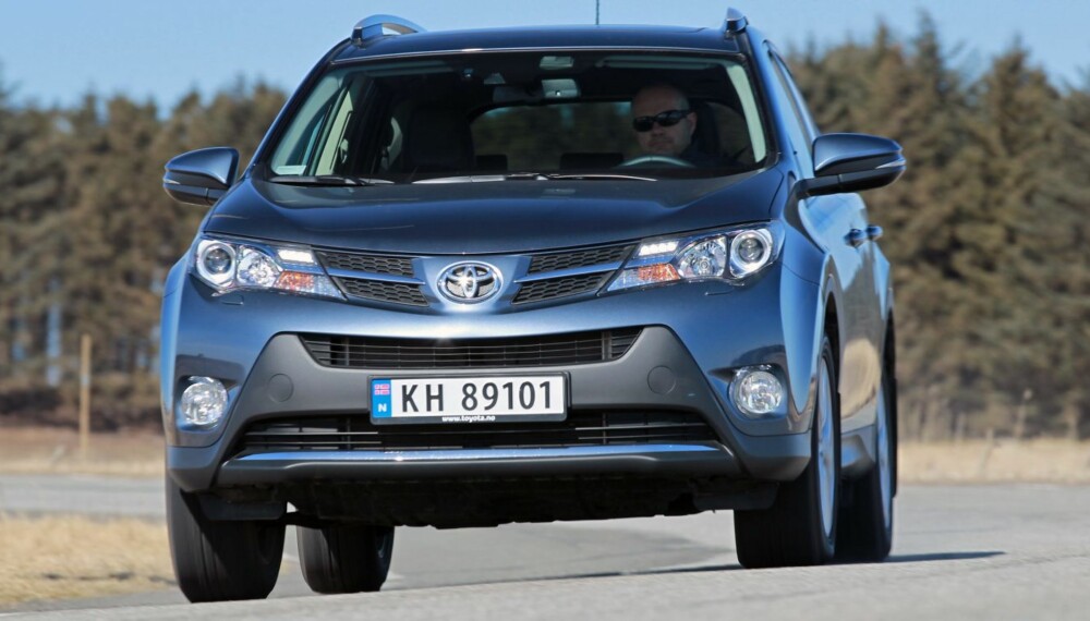 KAPASITET: Den nye Toyota RAV4 er stødig og stabil. Kjøreegenskapene er markert bedre enn i forgjengeren. Særlig bra er den når vi simulerer kritiske situasjoner. FOTO: Petter Handeland KAPASITET: Den nye Toyota RAV4 er stødig og stabil. Kjøreegenskapene er markert bedre enn i forgjengeren. Særlig bra er den når vi simulerer kritiske situasjoner. FOTO: Petter Handeland