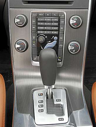 Midtkonsollet i Volvo S60 er ikke blant de mest oversiktlige. Midtkonsollet i Volvo S60 er ikke blant de mest oversiktlige.