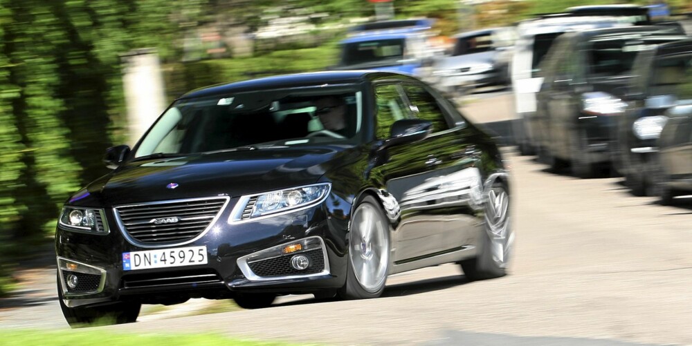 MARKANT: Saab 9-5 er godt synlig, og i våre øyne er den en flott bil. MARKANT: Saab 9-5 er godt synlig, og i våre øyne er den en flott bil.
