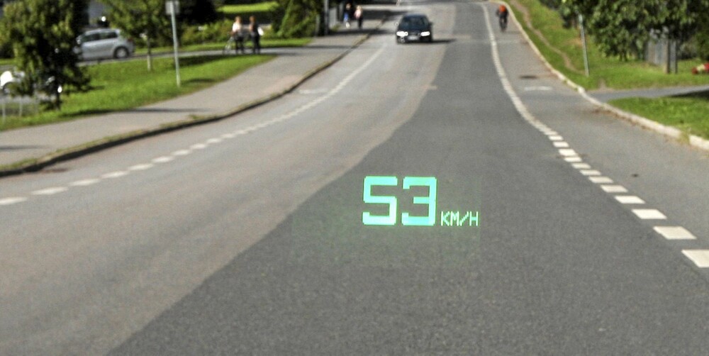 BEST: Head-up-displayet i 9-5, som projiserer informasjon i frontruta så det ser ut som om det er på veien foran deg, er det beste vi har vært borti. BEST: Head-up-displayet i 9-5, som projiserer informasjon i frontruta så det ser ut som om det er på veien foran deg, er det beste vi har vært borti.