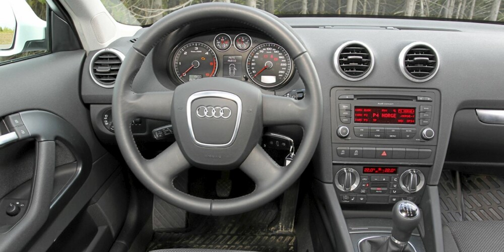 Også i Audi A3 1,6 TDIe er førermiljøet pent og kvalitetsmessig utført. Også i Audi A3 1,6 TDIe er førermiljøet pent og kvalitetsmessig utført.