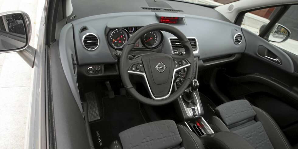 ORDENTLIG: Førermiljøet i Opel Meriva er hyggelig, det er godt med plass, og ergonomien er fin. Men setene kunne gjerne støttet kroppen bedre. ORDENTLIG: Førermiljøet i Opel Meriva er hyggelig, det er godt med plass, og ergonomien er fin. Men setene kunne gjerne støttet kroppen bedre.