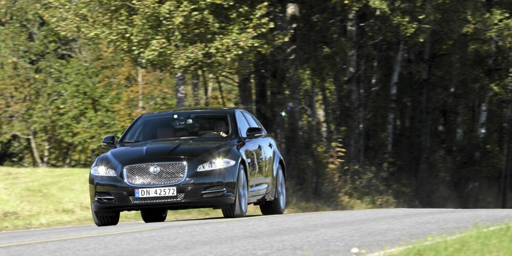 TØFF: Jaguar XJ har en tilstedeværelse på veien som få andre biler kan matche. TØFF: Jaguar XJ har en tilstedeværelse på veien som få andre biler kan matche.