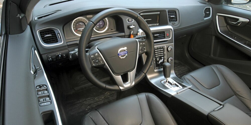 EKSEMPLARISK OG TRANG: Volvo V60 har en tett og førerorientert cockpit, men skilter ikke med den største plassen. EKSEMPLARISK OG TRANG: Volvo V60 har en tett og førerorientert cockpit, men skilter ikke med den største plassen.