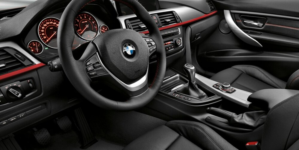 SKRUE-TAKTIKK: Vi har problemer med å akseptere hvorfor BMW må ta seg godt betalt for utstyr du skulle tro fulgte med til 600 000 kroner. Vi snakker om ting som er standard i langt rimeligere biler; eksempelvis automatisk avblendbare speil, regnsensor, xenonlys, parkeringsassistanse, DAB-radio og ryggekamera for å nevne noe. FOTO: BMW SKRUE-TAKTIKK: Vi har problemer med å akseptere hvorfor BMW må ta seg godt betalt for utstyr du skulle tro fulgte med til 600 000 kroner. Vi snakker om ting som er standard i langt rimeligere biler; eksempelvis automatisk avblendbare speil, regnsensor, xenonlys, parkeringsassistanse, DAB-radio og ryggekamera for å nevne noe. FOTO: BMW