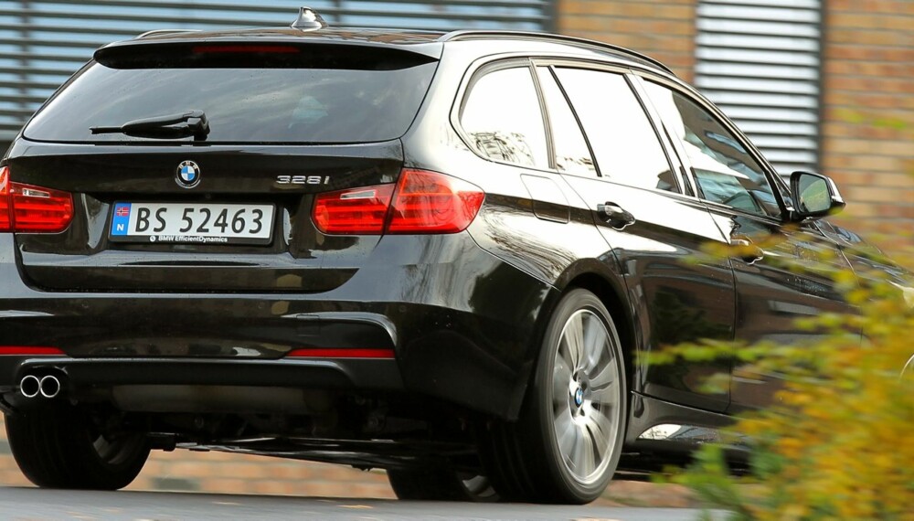KAMUFLERT: Ingen ville vel ha sparket en BMW 328iA Touring ut av garasjen. Men den er rundt 150 000 kroner dyrere enn 320i, og den går tross alt mer enn fort nok for norske kjøreforhold. FOTO: Petter Handeland KAMUFLERT: Ingen ville vel ha sparket en BMW 328iA Touring ut av garasjen. Men den er rundt 150 000 kroner dyrere enn 320i, og den går tross alt mer enn fort nok for norske kjøreforhold. FOTO: Petter Handeland