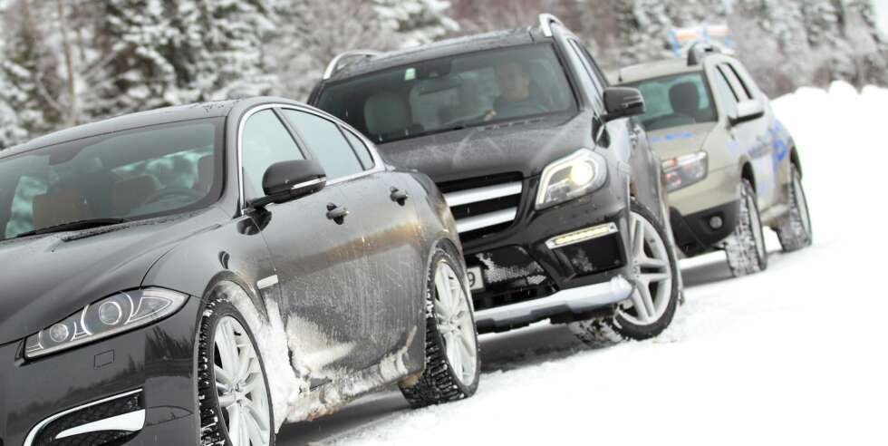 RUMENSK SEIER: Mercedes-en har all mulig elektroniske hjelpemidler, men de store sidespeilene til Duster holder. FOTO: Egil Nordlien, HM Foto RUMENSK SEIER: Mercedes-en har all mulig elektroniske hjelpemidler, men de store sidespeilene til Duster holder. FOTO: Egil Nordlien, HM Foto