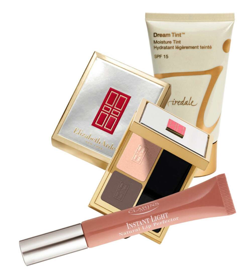MAKEUP: Øyenskygge som ikke skal legge seg i de fine linjene, men lysne og løfte øyepartiet. Beautiful Color Eye Shadow fra Elizabeth Arden i dempede farger, kr 285.Flytende foundation som skal gi ekstra fukt og ha en beroligende
og pleiende effekt. Dream Tint fra Jane Iredale, kr 465. Lipgloss som også skal jevne ut leppene og gi ekstra pleie. Instant Light Natural Lip Perfector fra Clarins i en naturlig farge, kr 180. MAKEUP: Øyenskygge som ikke skal legge seg i de fine linjene, men lysne og løfte øyepartiet. Beautiful Color Eye Shadow fra Elizabeth Arden i dempede farger, kr 285.Flytende foundation som skal gi ekstra fukt og ha en beroligende
og pleiende effekt. Dream Tint fra Jane Iredale, kr 465. Lipgloss som også skal jevne ut leppene og gi ekstra pleie. Instant Light Natural Lip Perfector fra Clarins i en naturlig farge, kr 180.