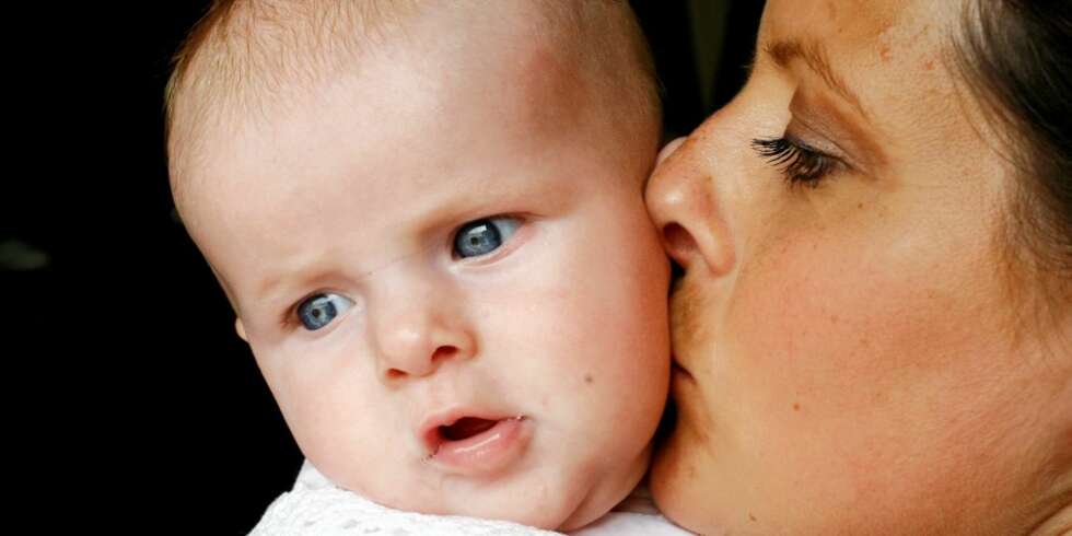 HA DET MAMMA: Barn har ikke utviklet det trygge forholdet til foreldrene fullt ut før de er ti måneder, sier forsker som er bekymret over at babyer går i barnehagen. HA DET MAMMA: Barn har ikke utviklet det trygge forholdet til foreldrene fullt ut før de er ti måneder, sier forsker som er bekymret over at babyer går i barnehagen.