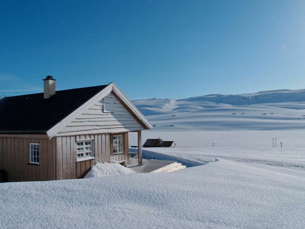 Hytta ligger vakkert til mellom Tyin og Øvre Årdal, cirka 1100 meter over havet. Hytta ligger vakkert til mellom Tyin og Øvre Årdal, cirka 1100 meter over havet.