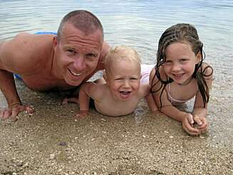 MORO PÅ STRANDEN: Du finner ikke noe vannland i Baska, men den fine stranden har godt med plass for lek og moro for små og store. MORO PÅ STRANDEN: Du finner ikke noe vannland i Baska, men den fine stranden har godt med plass for lek og moro for små og store.