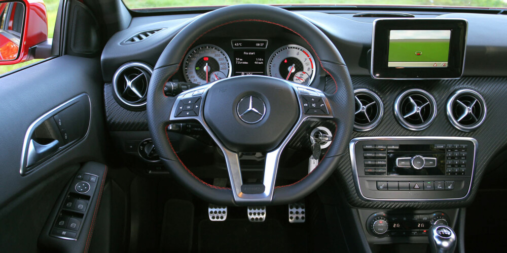 PRIORITERING: Mercedes har plassert tre store ventilasjonsdyser der vi gjerne hadde sett betjeningselementer. Sportsrattet i AMG-pakken er nydelig. PRIORITERING: Mercedes har plassert tre store ventilasjonsdyser der vi gjerne hadde sett betjeningselementer. Sportsrattet i AMG-pakken er nydelig.