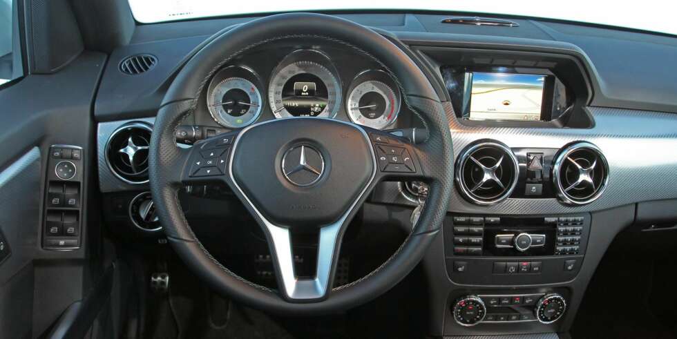 ER DET?: Nei, det er ikke interiøret i superbilen SLS AMG, det er GLK 220 CDI. En påkostet utgave, vel å merke. FOTO: Petter Handeland ER DET?: Nei, det er ikke interiøret i superbilen SLS AMG, det er GLK 220 CDI. En påkostet utgave, vel å merke. FOTO: Petter Handeland