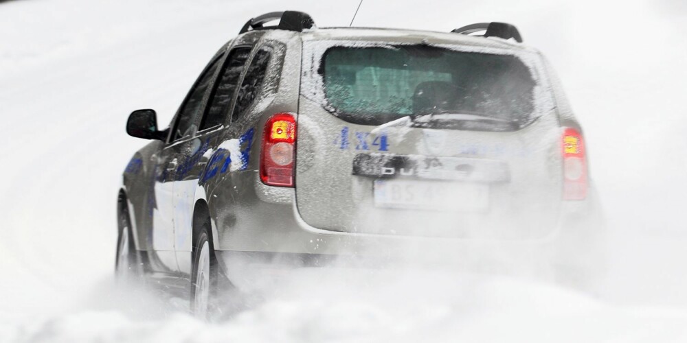 TAR SEG FRAM: Dacia Duster har en smidig fjæring som vi synes gjør en god jobb med å holde hjulene i kontakt med bakken på ujevnt underlag. Det bidrar til forutsigbare vinteregenskaper. Antiskrenselektronikken virker imidlertid å være av en tidlig generasjon, med harde, markerte inngrep. FOTO: Egil Nordlien, HM Foto TAR SEG FRAM: Dacia Duster har en smidig fjæring som vi synes gjør en god jobb med å holde hjulene i kontakt med bakken på ujevnt underlag. Det bidrar til forutsigbare vinteregenskaper. Antiskrenselektronikken virker imidlertid å være av en tidlig generasjon, med harde, markerte inngrep. FOTO: Egil Nordlien, HM Foto