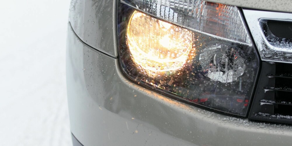 MANGLER: Her finnes ingen lyktespyler - Dacia har spart. Dumt i et land med saltlakeveier i lange perioder. FOTO: Egil Nordlien, HM Foto MANGLER: Her finnes ingen lyktespyler - Dacia har spart. Dumt i et land med saltlakeveier i lange perioder. FOTO: Egil Nordlien, HM Foto