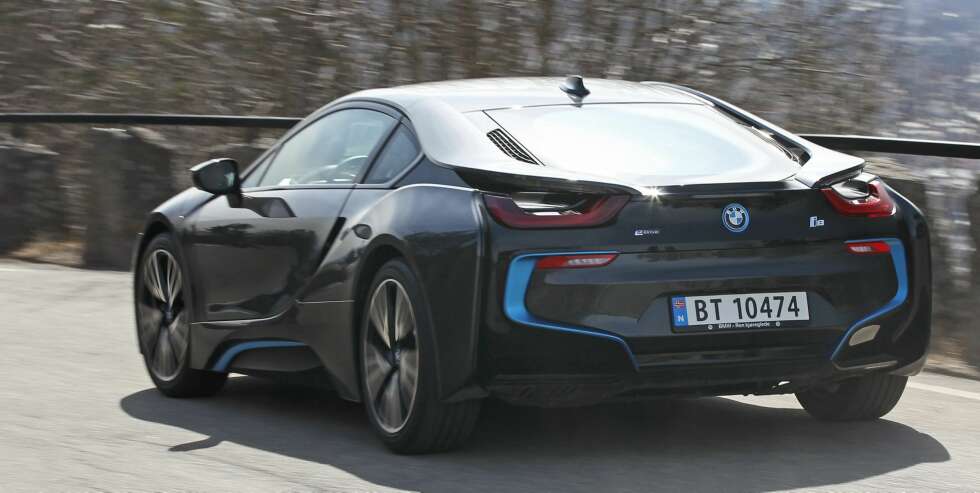KARBON: Batteripakken er tung, og derfor var det viktig for BMW å bygge resten av bilen så lett som mulig. Svært utstrakt bruk av karbonfiber sørger for å holde vekta under godt under 1600 kg inkludert sjåfør. KARBON: Batteripakken er tung, og derfor var det viktig for BMW å bygge resten av bilen så lett som mulig. Svært utstrakt bruk av karbonfiber sørger for å holde vekta under godt under 1600 kg inkludert sjåfør.