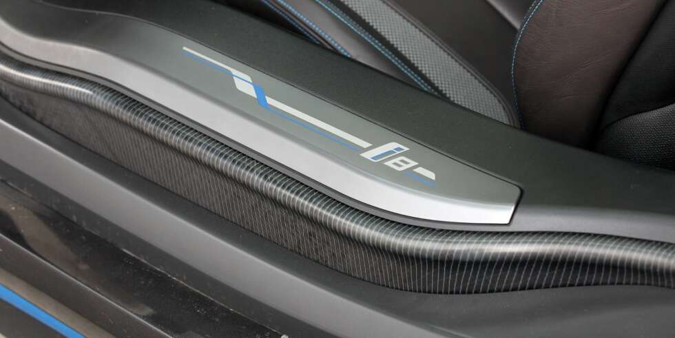SYNLIG: BMW har latt karbonfiberoppbygningen være synlig enkelte steder, som her ved dørterskelen. Den tyske bilfabrikken har kjøpt seg inn i en karbonfiberfabrikk. SYNLIG: BMW har latt karbonfiberoppbygningen være synlig enkelte steder, som her ved dørterskelen. Den tyske bilfabrikken har kjøpt seg inn i en karbonfiberfabrikk.