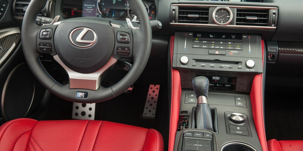 LEXUS: Setene er innbydende, komfortable og med god støtte, du har rikelig med teknologi som varsler om farer utenfor når du rygger, parkerer eller bare smyger deg gjennom trafikken, og chassiset gjør sitt beste for å rydde opp i de vanvittig humpete veibanene. FOTO: Lexus LEXUS: Setene er innbydende, komfortable og med god støtte, du har rikelig med teknologi som varsler om farer utenfor når du rygger, parkerer eller bare smyger deg gjennom trafikken, og chassiset gjør sitt beste for å rydde opp i de vanvittig humpete veibanene. FOTO: Lexus