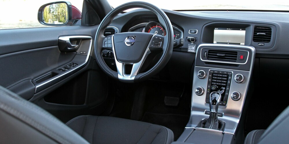 STILRENT: Skandinavisk design kaller Volvo interiørstilen i bilene sine. Betjeningslogikken krever imidlertid langt mer tilvenning enn i moderne biler flest. STILRENT: Skandinavisk design kaller Volvo interiørstilen i bilene sine. Betjeningslogikken krever imidlertid langt mer tilvenning enn i moderne biler flest.