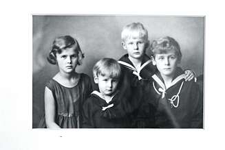 WANDA OG BRØDRENE: Under krigen klarte Wanda å få kontakt med de norske fangene i Sachsenhausen, Ravensbrück, Natzweiler,
Dachau, Neuengamme og Buchenwald og de internerte norske studentene i Sennheim i Alsace. Her med sine tre brødre. WANDA OG BRØDRENE: Under krigen klarte Wanda å få kontakt med de norske fangene i Sachsenhausen, Ravensbrück, Natzweiler,
Dachau, Neuengamme og Buchenwald og de internerte norske studentene i Sennheim i Alsace. Her med sine tre brødre.