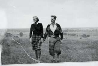 SOMMEREN HUN ALDRI GLEMMER: Sommeren 1945 ble helt spesiell i Wandas liv. Det var da freden kom og hun og Bjørn ble kjærester. Hele sommeren jobbet de sammen i Hjelpekorpset med å finne fanger som ikke visste hvor de skulle dra da de ble sluppet fri. SOMMEREN HUN ALDRI GLEMMER: Sommeren 1945 ble helt spesiell i Wandas liv. Det var da freden kom og hun og Bjørn ble kjærester. Hele sommeren jobbet de sammen i Hjelpekorpset med å finne fanger som ikke visste hvor de skulle dra da de ble sluppet fri.