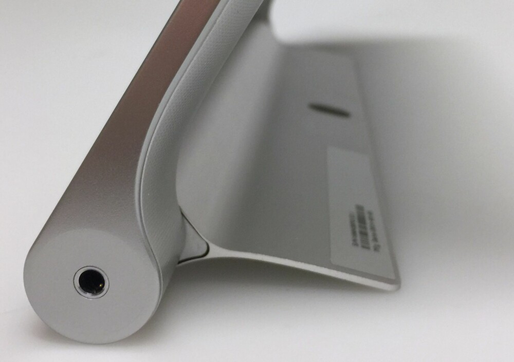 STÅR: Lenovo Yoga Tablet 2 10 kan stå ved hjelp av den integrerte støtten. STÅR: Lenovo Yoga Tablet 2 10 kan stå ved hjelp av den integrerte støtten.
