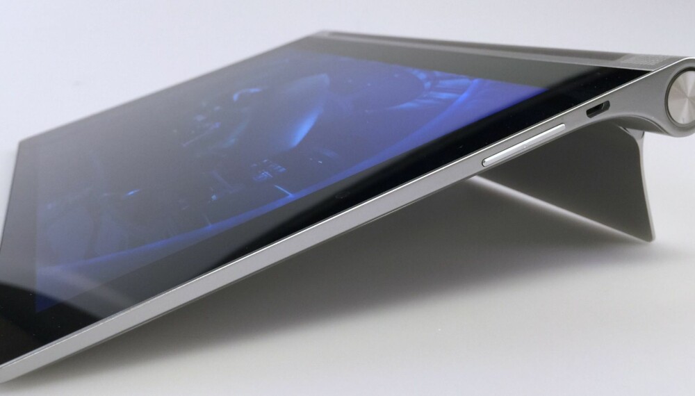 PRAKTISK: Lenovo Yoga Tablet 10 har en praktisk støtte integrert i batterigrepet. PRAKTISK: Lenovo Yoga Tablet 10 har en praktisk støtte integrert i batterigrepet.