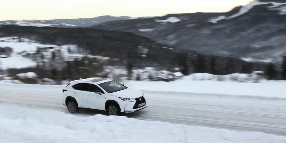 KOMMER FRAM: På trått vinterføre tar NX 300h seg godt fram, men har helt klart mer framhjulsdrevet karakter enn BMW X3. KOMMER FRAM: På trått vinterføre tar NX 300h seg godt fram, men har helt klart mer framhjulsdrevet karakter enn BMW X3.