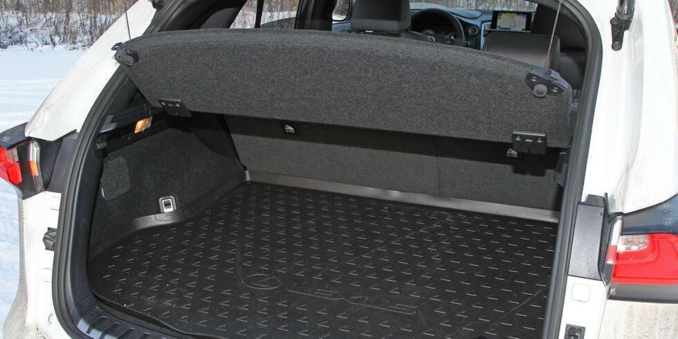 GODT AREAL: Bagasjeromsarealet er på linje med BMW X3, men det skorter i høyden. Oppgitt bagasjeromsvolum er 480 liter, mot 550 liter i X3. GODT AREAL: Bagasjeromsarealet er på linje med BMW X3, men det skorter i høyden. Oppgitt bagasjeromsvolum er 480 liter, mot 550 liter i X3.