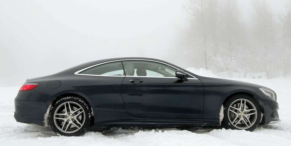SLAGSKIP: Mercedes S 500 Coupé 4Matic er med sine 456 hk rustet for de tøffeste duellene på Autobahn, men er også forbløffende lett å håndtere på norsk snø. Den er over 5 meter lang, men har kun plass for fire. FOTO: Terje Bjørnsen SLAGSKIP: Mercedes S 500 Coupé 4Matic er med sine 456 hk rustet for de tøffeste duellene på Autobahn, men er også forbløffende lett å håndtere på norsk snø. Den er over 5 meter lang, men har kun plass for fire. FOTO: Terje Bjørnsen