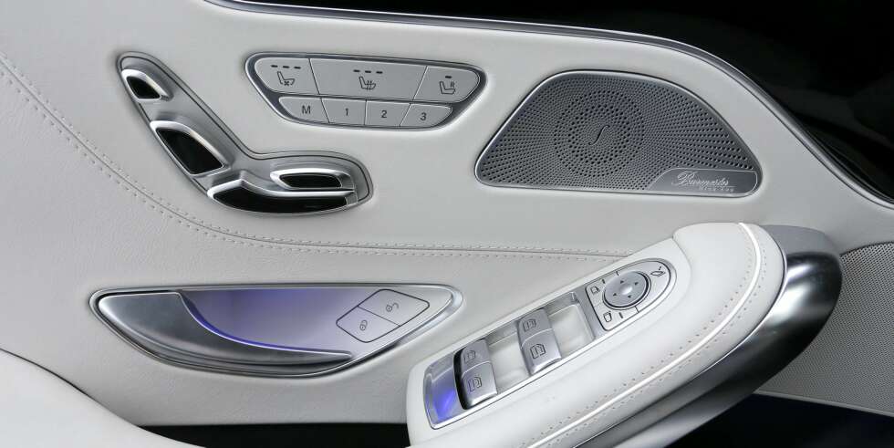 ALLE MULIGHETER: Det er en elektrisk motor for så godt som alt i Mercedes S 500 Coupé 4Matic. Fra førerplassen kan du gjøre alle slags innstillinger med passasjersetet, for eksempel. Lydanlegget fra Burmester er ekstremt bra - og koster over 70.000 kroner ekstra. FOTO: Terje Bjørnsen ALLE MULIGHETER: Det er en elektrisk motor for så godt som alt i Mercedes S 500 Coupé 4Matic. Fra førerplassen kan du gjøre alle slags innstillinger med passasjersetet, for eksempel. Lydanlegget fra Burmester er ekstremt bra - og koster over 70.000 kroner ekstra. FOTO: Terje Bjørnsen