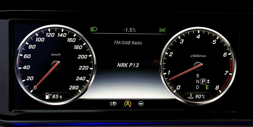 SKJERMBILDE: Speedometer og turteller ser ut som klassiske instrumenter, men er bilder på en høyoppløst skjerm. Hva du ser, avhenger av innstillingene du velger. For eksempel kan man se navigasjonskart eller nattkamerabilde på skjermen, og da endrer instrumentskivene form for å vise mer av det du ønsker skal vises. FOTO: Terje Bjørnsen SKJERMBILDE: Speedometer og turteller ser ut som klassiske instrumenter, men er bilder på en høyoppløst skjerm. Hva du ser, avhenger av innstillingene du velger. For eksempel kan man se navigasjonskart eller nattkamerabilde på skjermen, og da endrer instrumentskivene form for å vise mer av det du ønsker skal vises. FOTO: Terje Bjørnsen