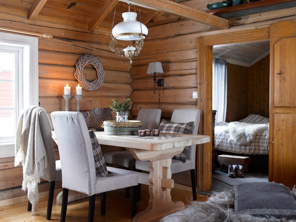 DEN GAMLE DELEN: Selv om tømmerstua har en
anselig alder, fulgte det med smarte løsninger. Mellom soveromsdørene er det bygget inn et skap som en
del av listverket. Oljelampen har hengt der lenge.
FOTO: Per Erik Jæger DEN GAMLE DELEN: Selv om tømmerstua har en
anselig alder, fulgte det med smarte løsninger. Mellom soveromsdørene er det bygget inn et skap som en
del av listverket. Oljelampen har hengt der lenge.
FOTO: Per Erik Jæger