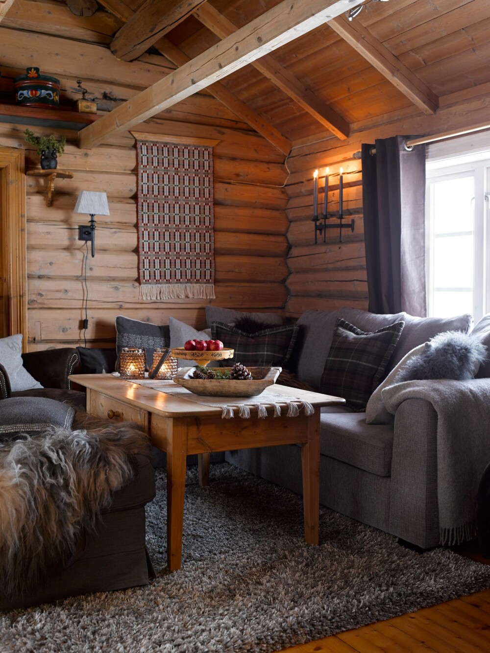 INNBYDENDE: De nostalgiske tømmerveggene er bevart i den gamle delen, som trolig er fra 1800-tallet. De er med på å gi hytta et helt spesielt og personlig preg. Sofaen er fra Bohus.
FOTO: Per Erik Jæger INNBYDENDE: De nostalgiske tømmerveggene er bevart i den gamle delen, som trolig er fra 1800-tallet. De er med på å gi hytta et helt spesielt og personlig preg. Sofaen er fra Bohus.
FOTO: Per Erik Jæger
