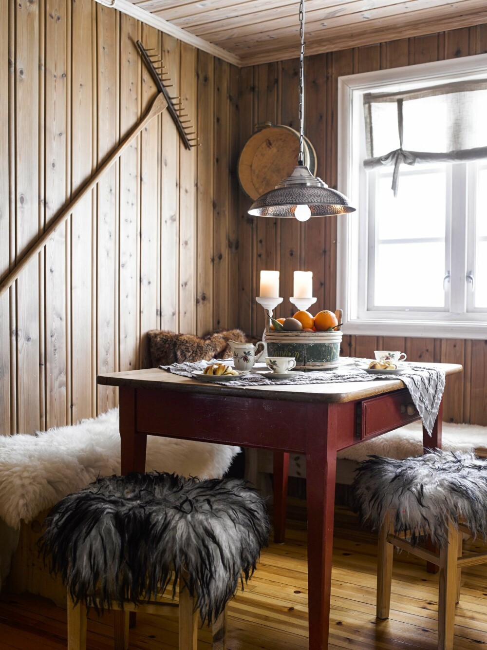 LUN KJØKKENKROK: Vegger og tak i den nye delen er satt inn med interiørbeis fra Tyrilin for at det skal bli et lunere preg. Riva ble funnet i låven. Skinnene er fra lokale sauer. Lampe fra Bohus.
FOTO: Per Erik Jæger LUN KJØKKENKROK: Vegger og tak i den nye delen er satt inn med interiørbeis fra Tyrilin for at det skal bli et lunere preg. Riva ble funnet i låven. Skinnene er fra lokale sauer. Lampe fra Bohus.
FOTO: Per Erik Jæger