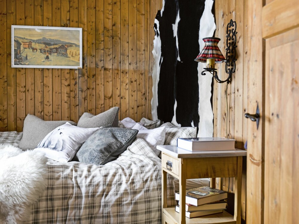 PERSONLIG VEGGPRYD: Skinnet på veggen i soverommet er fra egen okse, som i sin tid tuslet rundt på setra. En påminnelse om gårdslivets nære forhold til dyrene. Tekstiler og skinn kan være fint i stedet for sengegavl når plassen er liten. Sitter man i sengen og leser, er det mykt å lene seg inntil.
FOTO: Per Erik Jæger PERSONLIG VEGGPRYD: Skinnet på veggen i soverommet er fra egen okse, som i sin tid tuslet rundt på setra. En påminnelse om gårdslivets nære forhold til dyrene. Tekstiler og skinn kan være fint i stedet for sengegavl når plassen er liten. Sitter man i sengen og leser, er det mykt å lene seg inntil.
FOTO: Per Erik Jæger