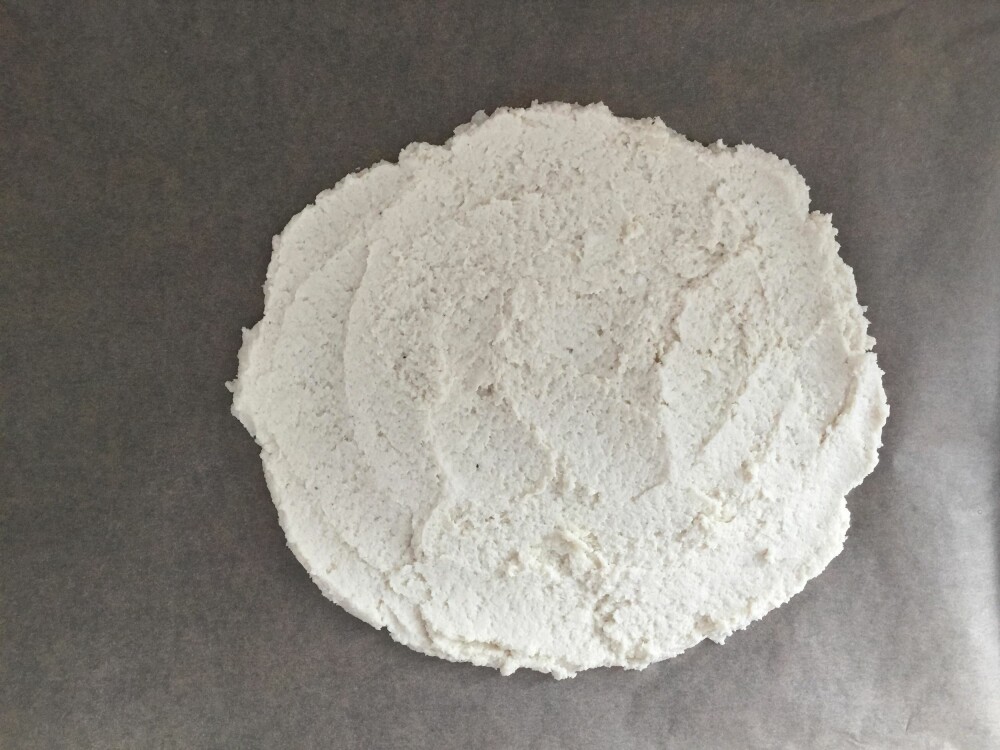 BLOMKÅLBUNN: Kjør ingrediensene sammen med stavmikser eller kjøkkenmaskin, og smør deigen utover et stekebrett med bakepapir. BLOMKÅLBUNN: Kjør ingrediensene sammen med stavmikser eller kjøkkenmaskin, og smør deigen utover et stekebrett med bakepapir.
