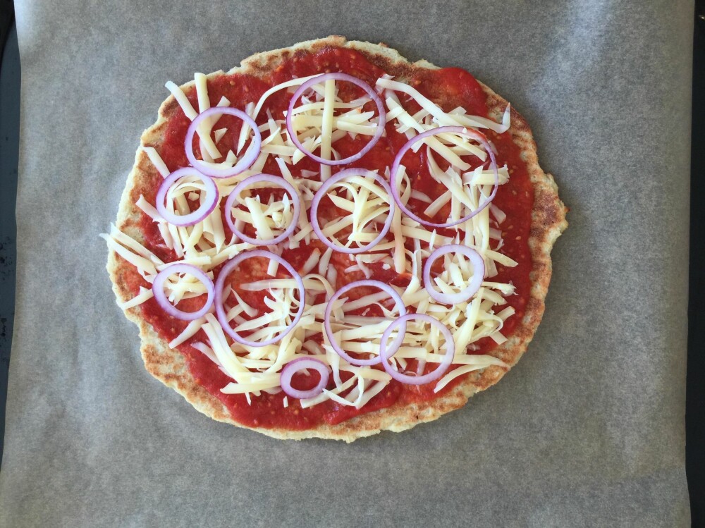 PIZZATOPPING: Vi la ost nederst, slik at grønnsaker og skinke skulle bli godt stekt. PIZZATOPPING: Vi la ost nederst, slik at grønnsaker og skinke skulle bli godt stekt.
